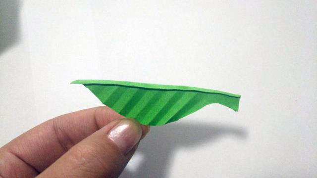 步骤12：前面的风琴褶折好之后，把叶子展开，顶端横向往下折5mm左右，这个是叶子中间的那个脉络。