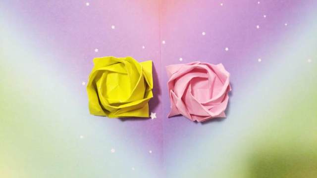 步骤9：然后最后把侧面的4个小角往外翻一点，注意用力小一点哈，不要把纸拉开，这地方比较紧，容易撕碎纸，然后再把玫瑰花的边缘可以用手往外翻一下，捏一些褶皱。