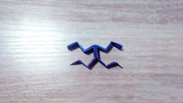 步骤3：前面的步骤就全部折好了，是不是很简单呢？然后最后我们进入整理形状，把中间的三角往下折，形成山谷，然后2边先往上折再往下折。底下的纸张与上层的纸张对折的折痕平行，这样一个水瓶座星座符号就做好了，你们学会了吗？