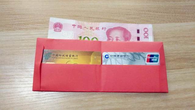 步骤4：这个钱包真心推荐，做法比较简单，材料也不需要特别的准备，一张A4纸就可以了，关键做出来之后容量真心大啊，我装了几千块钱呢，还妥妥的，现在人都用支付宝支付了，用现金的人也少了，这个也可以放卡哦，身份证，银行卡都可以。家里有小朋友的，可以教小朋友学学，真心简单。