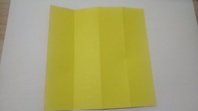 步骤2：然后先把纸张横向对折2次，然后把纸张展开，总共是折出3条折痕，把纸张平均分成4份。