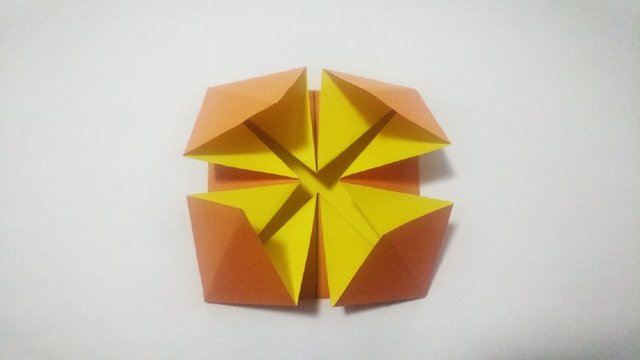 步骤7：同样的方法，把其他3个角都折出小正方形。有点像小时候玩的那个折东西南北。