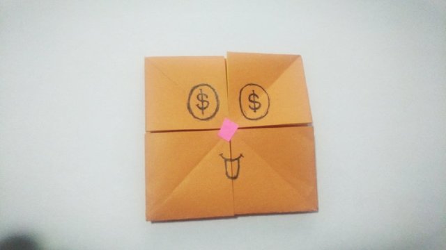 步骤8：折到这一面的时候，这时候我们就可以拿起画笔，画上自己喜欢的图案，小编手残，就随便画了一下。