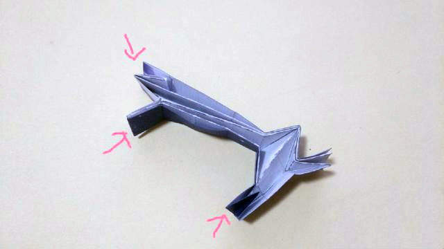 步骤3：前面对折好之后，然后按照我图上用笔标注的3个位置，把多余的纸张折到里面去，只保留一个格子的长度。