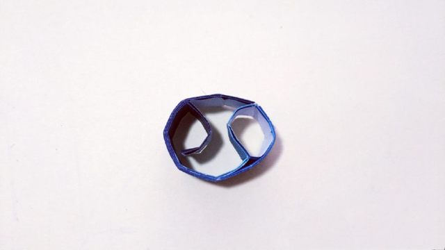 步骤10：然后涂上胶水，这个就是把首尾纸张粘在一起，然后剩下的2个纸条在里面粘成一个圈，这样巨蟹座星座符号就做好了。巨蟹座的星座符号就像是沙滩上横行的小螃蟹，很可爱的样子。同时也象征了巨蟹座的人性格有点小骄横，喜欢撒娇，但是同时又让人生不出讨厌，反而越发的喜欢。既霸道又很享受的小螃蟹。