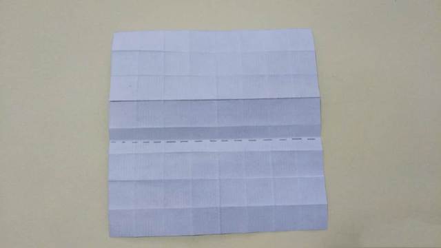 步骤2：然后在第3道折痕处画一道实线，第4道折痕和第5道折痕中间画一道虚线。
