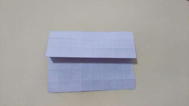 步骤3：实线代表峰折，折痕在纸上上方的，虚线代表谷折，折痕在制作底下的，然后先往下对折到图上的样子。