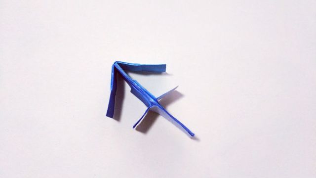 步骤10：这个做法相对简单，就被中间涂胶水固定好就可以了，这样射手座的星座符号就做好啦。射手座的性格就跟星座符号所展示的一样，是一个半人半马的弓箭手，他们心地善良，口直心快，认准的事情就会一箭射出去，坚定自己的目标。是个很好的倾听者。