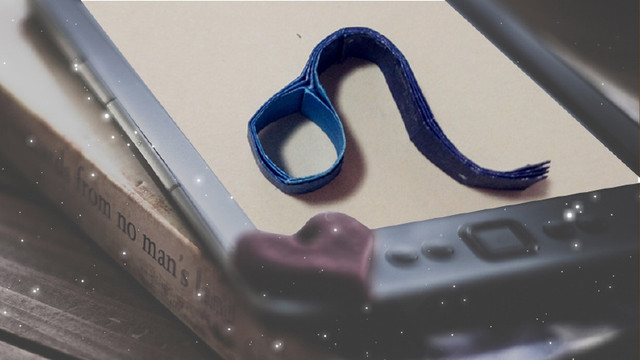 步骤2：前面的折叠好了之后，然后把右上角的2个角粘在一起围成一个圈，这个就好比是狮子座的头，简称狮子头，哈哈，然后把剩下的竖着的纸张折出狮子的身体和尾巴，这里注意需要用白乳胶定型，要不然型不好整合。然后一个狮子座星座符号就做好了。狮子座的星座符号在12星座里面属于很简单的啦，单从外表就可以分辨出来，一个狮子头加一条尾巴，高贵凶猛的狮子座。