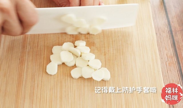 铁棍山药去皮切片。  铁棍山药口感绵软，适合用来煲粥，而菜山药口感清脆，适合清炒。山药粘液是易致敏的物质，妈妈们在处理山药的时候记得戴上手套防过敏。