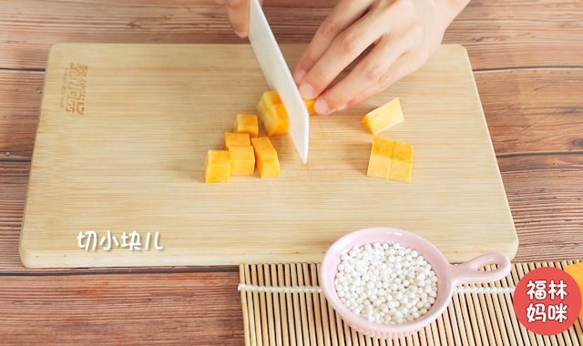 第3步：南瓜去皮切成小块儿。  南瓜中含有丰富的类胡萝卜素，在体内可以转化为对宝宝视力和上皮组织发育都很有益处的维生素A。