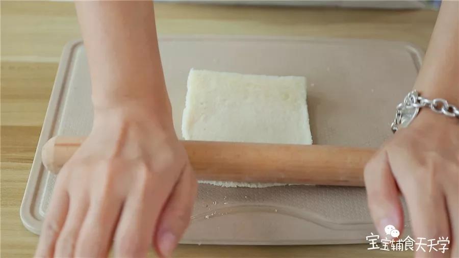 用擀面杖把吐司擀薄