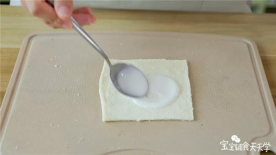 吐司上均匀抹上酸奶