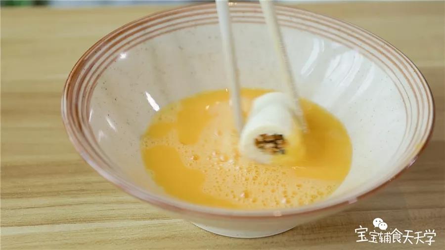 吐司卷沾满蛋液