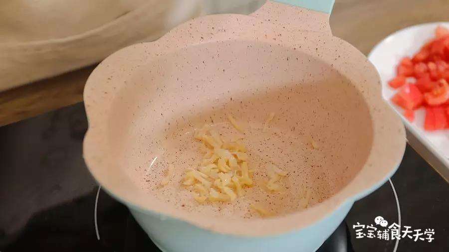 锅里倒油，倒入干贝丝炒香