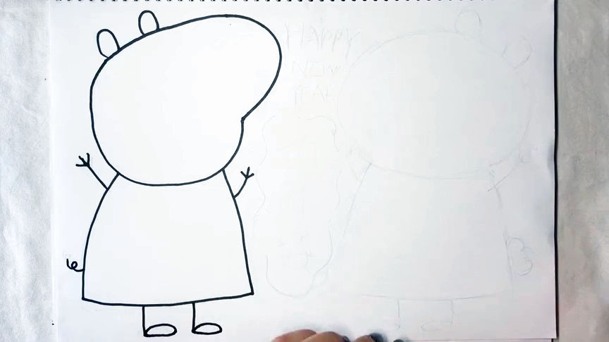 步骤1：在画之前我们先用铅笔勾画出手抄报的整体轮廓草稿，然后用黑笔先勾画出左边佩奇的轮廓（作为手抄报边框）。