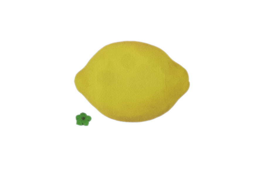 步骤2：用圆球捏出柠檬外形，并捏出绿色根蒂。