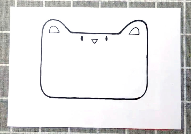 步骤2：给两只耳朵涂色，然后画出它的眼睛和小嘴巴。