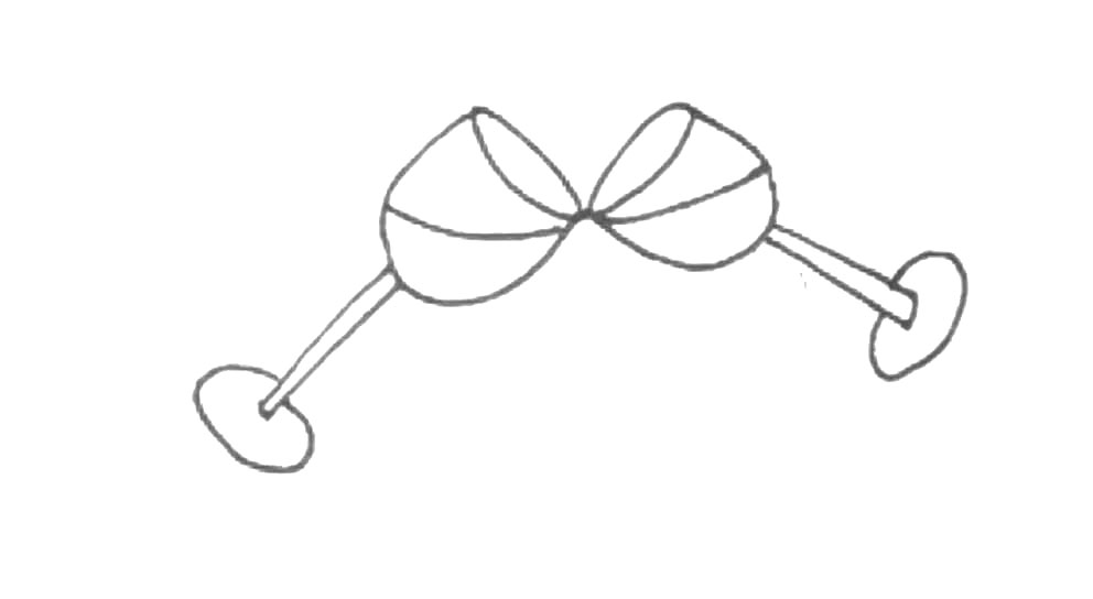 步骤5：接着再画上两个椭圆形的杯底。
