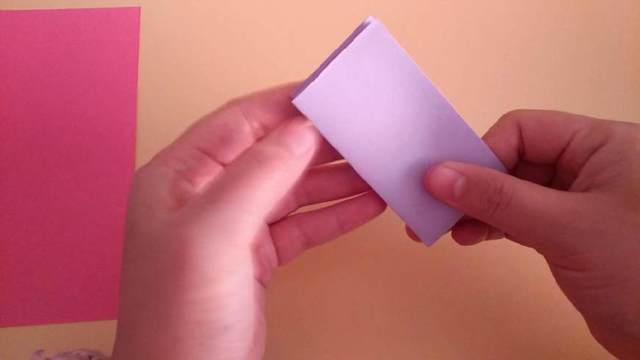 步骤3：折好了之后把纸张竖向对折，同样注意对齐，因为纸张对折之后比较厚，再次对折的时候会不齐