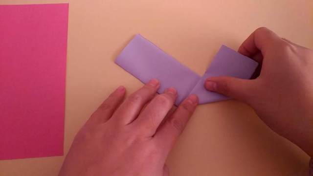 步骤4：展开，沿着中间的折痕把下面的纸张往右上折，折痕与中间的折痕重合