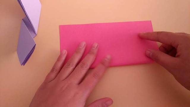 步骤6：折好了之后就是左上角图片的样子，然后我们把另一张颜色的纸拿过来，开始重复紫色纸张的动作，第一步纸张往上对折