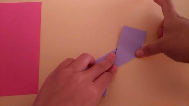 步骤5：下一步上方的纸也往中间对折，这次是跟之前相反的方向对折