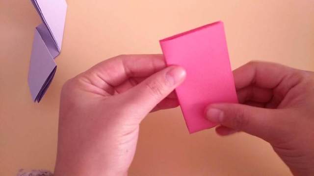 步骤8：接着把对折好的纸张竖向再次对折