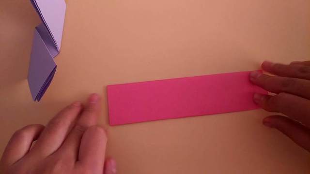 步骤7：同样的再次往中间对折，还是要注意对齐