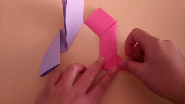 步骤10：然后把底下的纸往上对折，顶端的也是同样往下对折