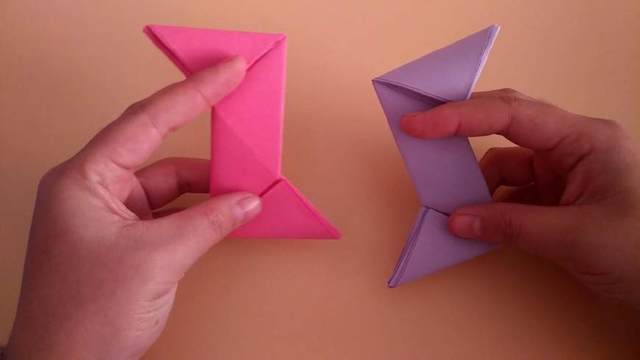 步骤12：紫色的同样的折法，2个纸都折好就是这样的，图片上的