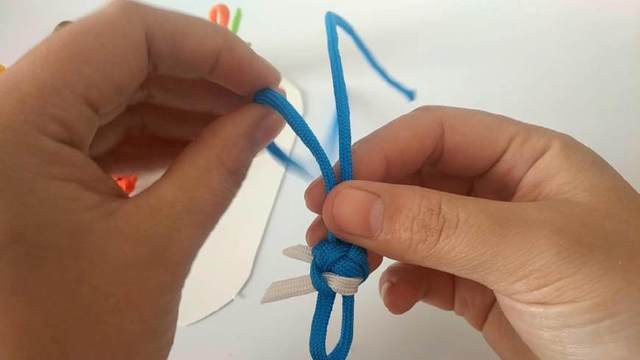 步骤17：接着，我们把头倒过来