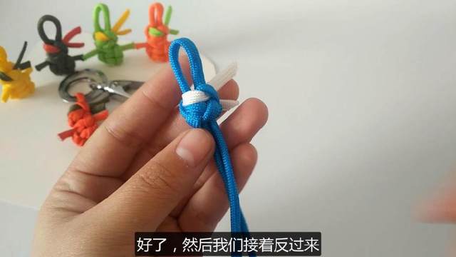 步骤16：返回到正面，把绳子调节一下，右边白色的绳子剪掉多余的，注意斜着剪，然后用火机烧下线头，这样，忍者神龟的头部做好啦