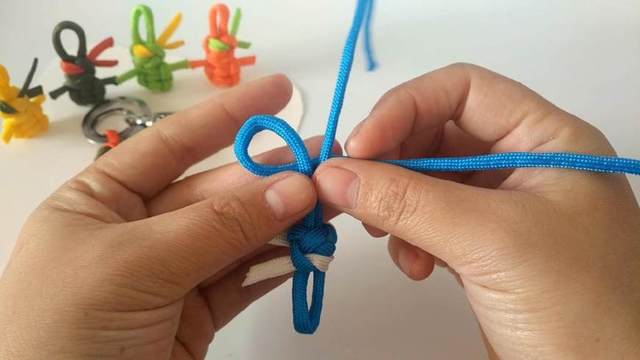 步骤18：左边绳子打一个圈到右边来