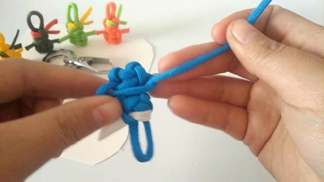 步骤21：接着第2步，跟第一步相反，这次是把右边的线从上面绕到左边来，左边的线从下面绕到右边去，双向平结很多人应该都会做