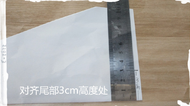 步骤5：尾部3cm高度处画出折痕