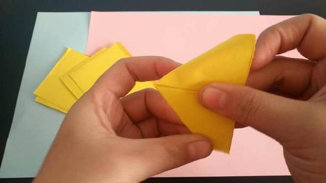 步骤5：左右靠中间对折，边缘线注意对齐