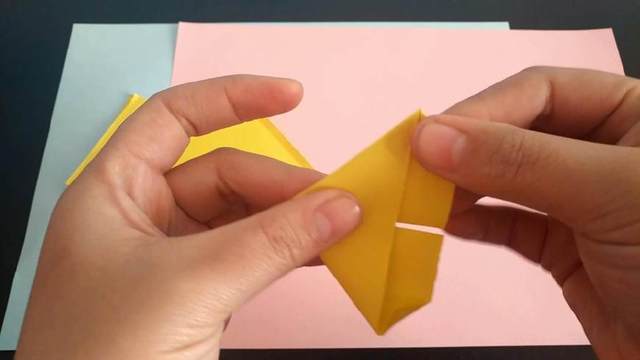 步骤6：然后反过来，两边折小角与低端对齐