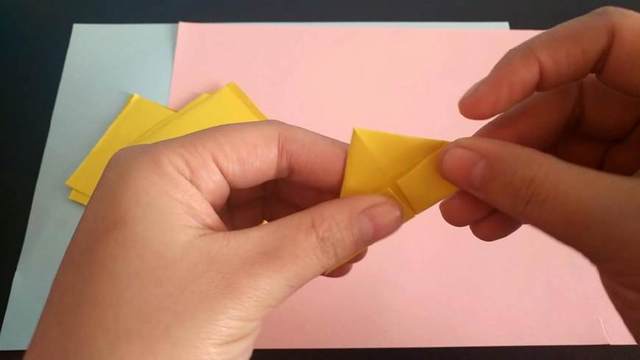 步骤7：把折好的往上对折，纸张左右合在一起