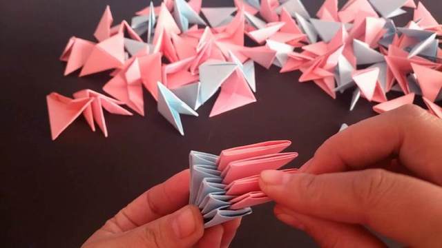 步骤12：然后粉丝的斜边朝里面，直角边插在蓝色的里面，要是不懂可以看下图片，图片上标注的很清晰