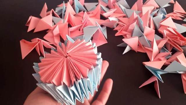 步骤13：同样的组合方式，一直连续的插，最后是粉色24个小三角形部件、蓝色24个小三角形部件