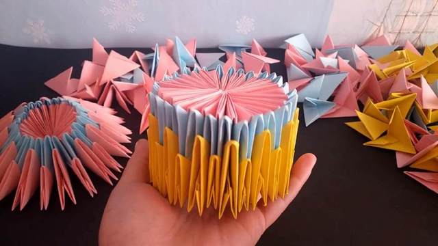 步骤18：最后总共是15个大的黄色的三角插、15个小的黄色的三角插，组合在一起，这样第二层蛋糕完整的就做好了