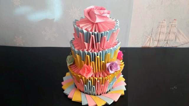 步骤24：然后再把折好的玫瑰花粘在顶端和周身，顶端折一个大一点的玫瑰花，这样看起来比较漂亮