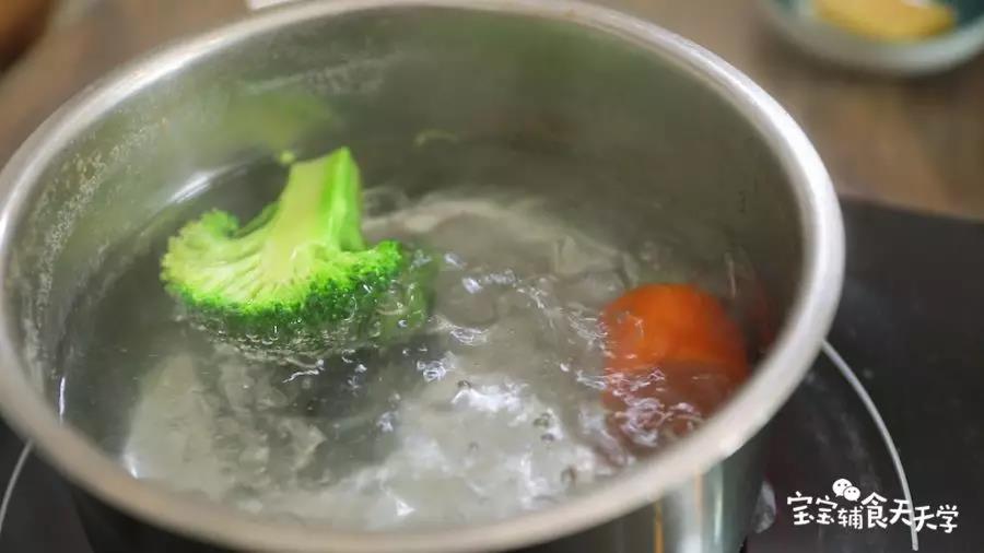 第2步：胡萝卜和西兰花下锅焯水焯软