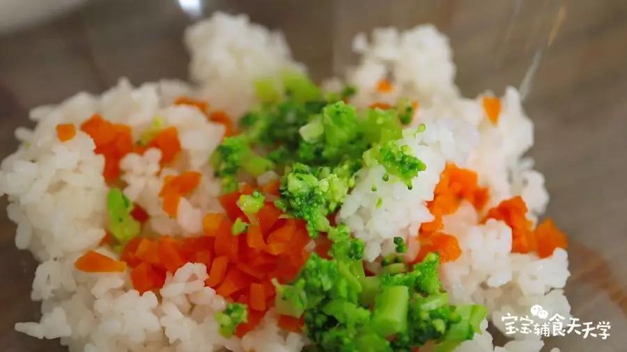 第5步：胡萝卜和西兰花碎倒入米饭中（煮米饭时稍微多加水，米饭水分够更适合做饭团哦）