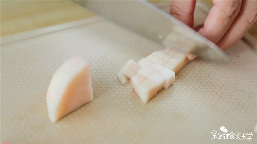 水蜜桃取肉，留出部分水蜜桃切粒备用