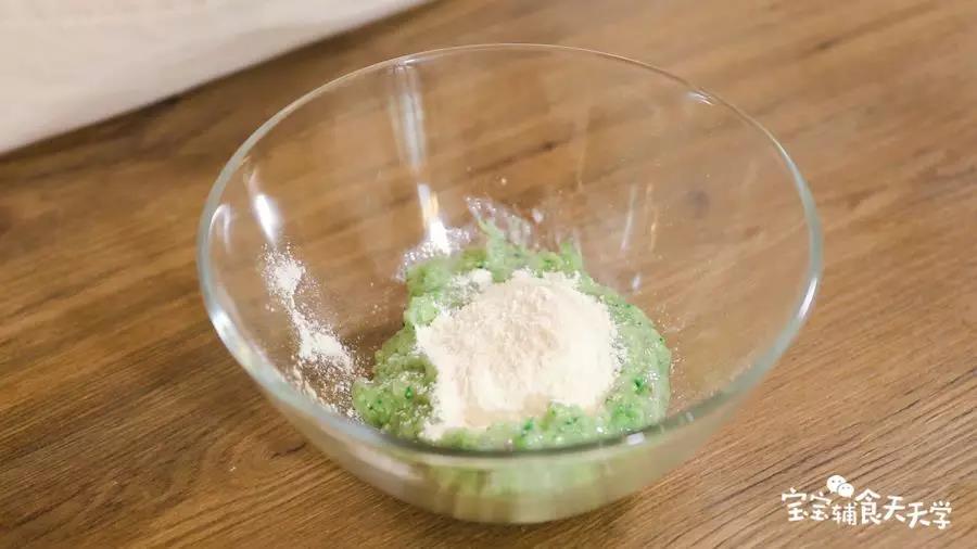 加入面粉搅拌成面糊