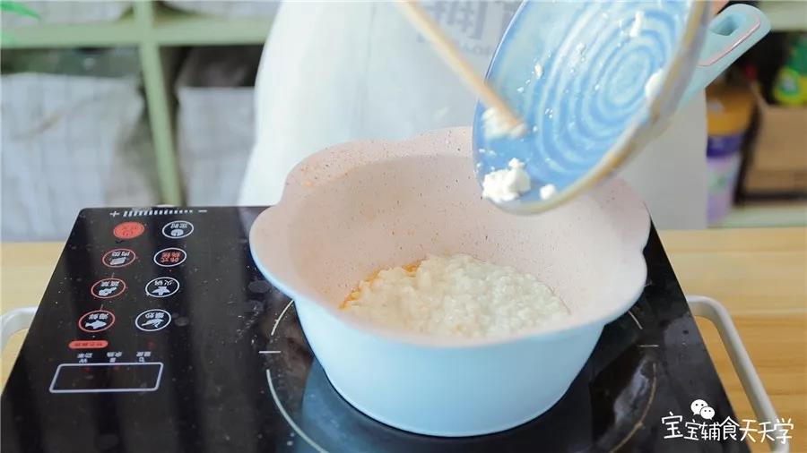 原锅倒入豆腐碎