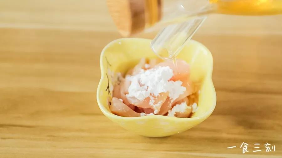 鸡肉片加入玉米淀粉、食用油腌制10分钟