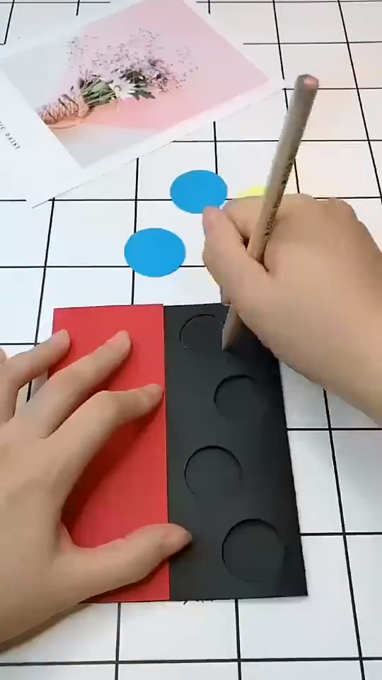 步骤6：用笔将四个圆描到下层黑纸上。